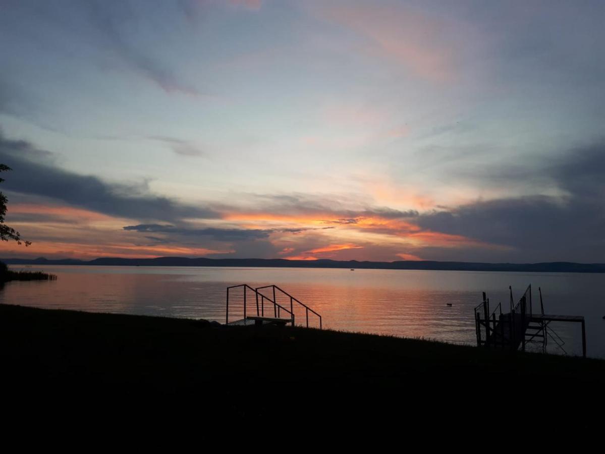 Traumlage Direkt Am See Balatonszárszó Exteriör bild