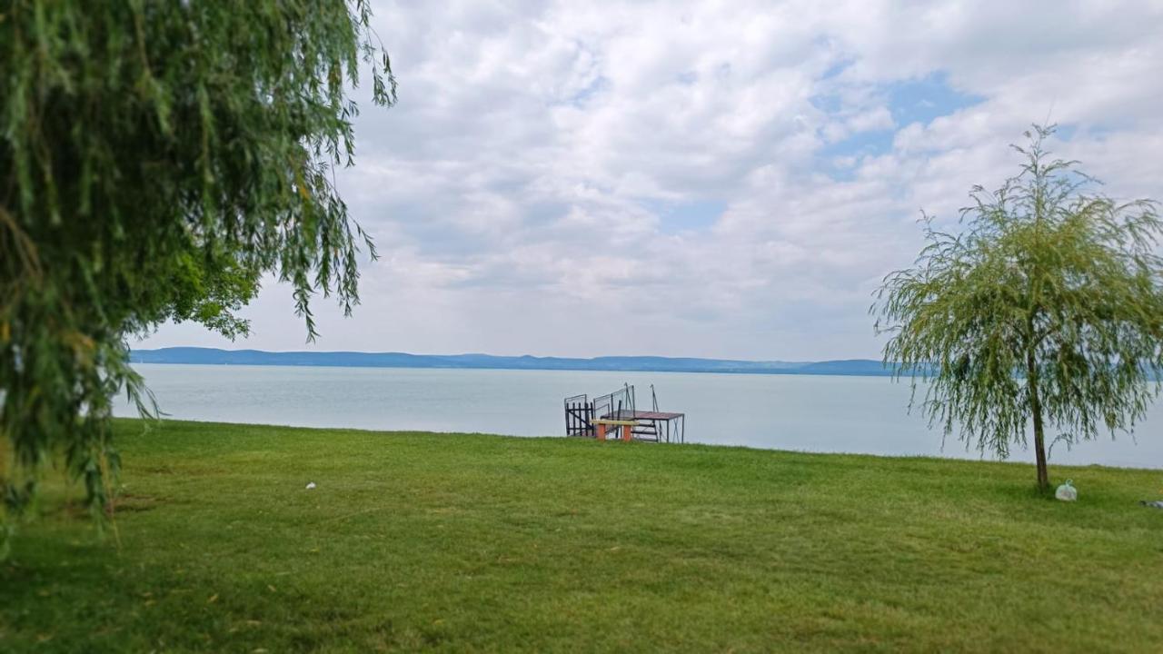 Traumlage Direkt Am See Balatonszárszó Exteriör bild