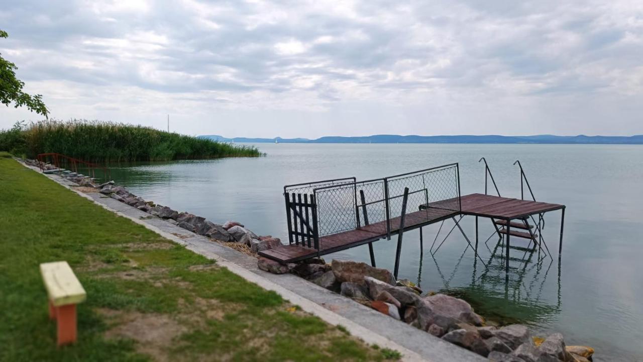 Traumlage Direkt Am See Balatonszárszó Exteriör bild