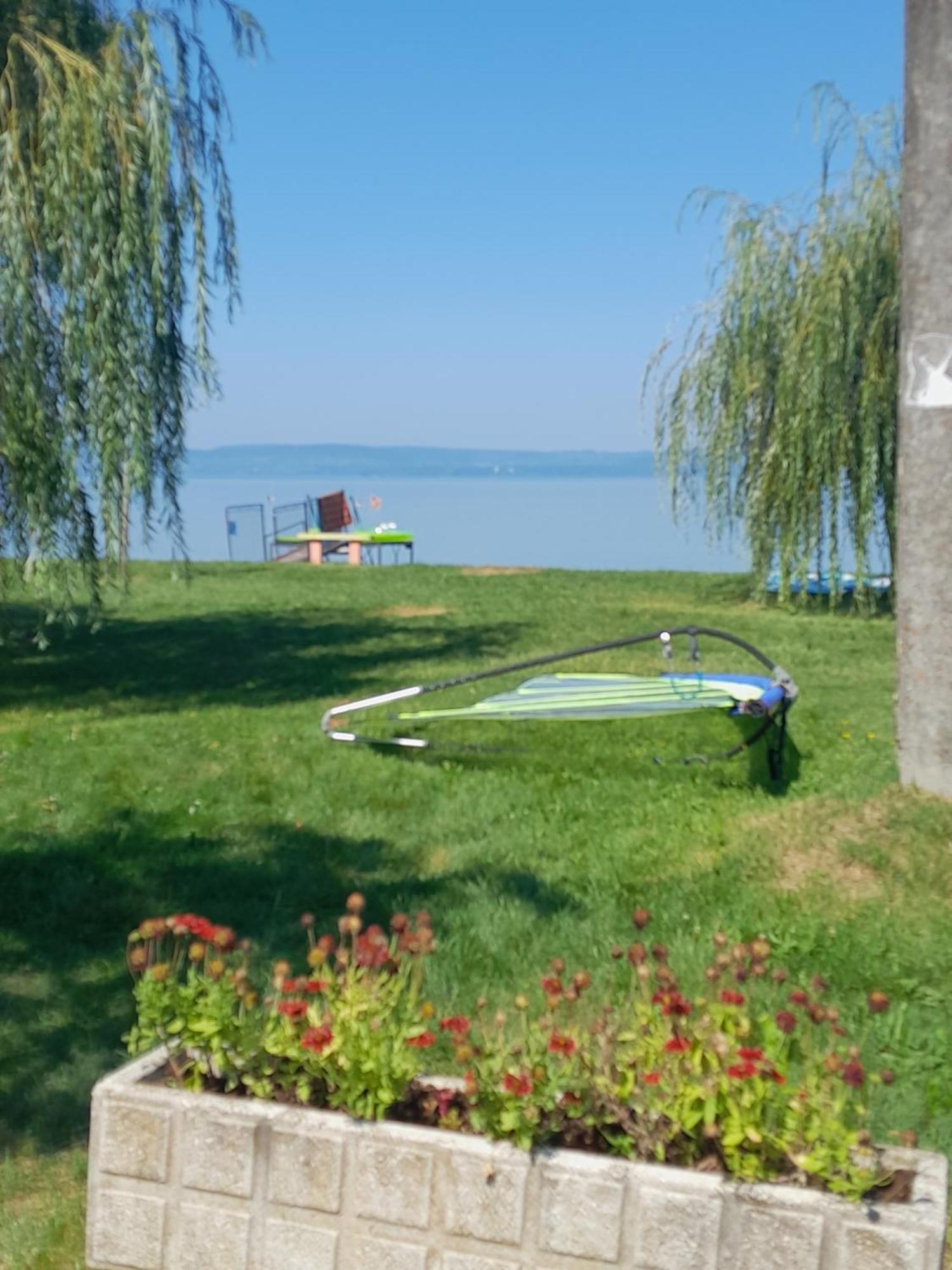 Traumlage Direkt Am See Balatonszárszó Exteriör bild